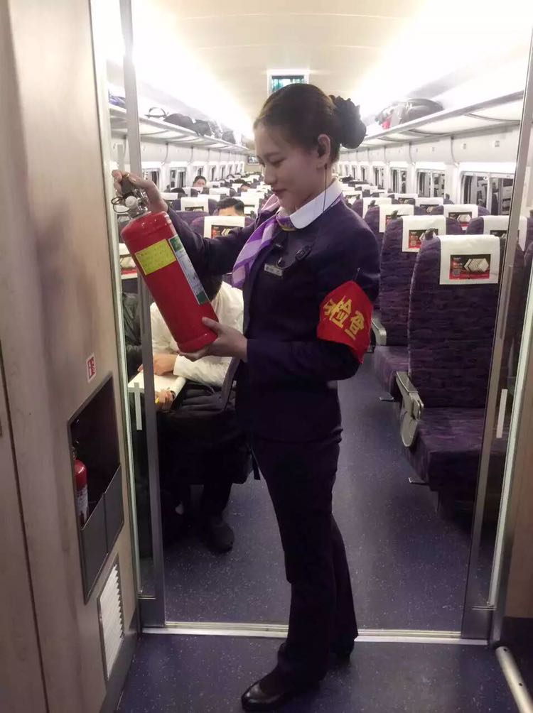 上海局杭州客运段高铁乘务员钱芳芳.jpg