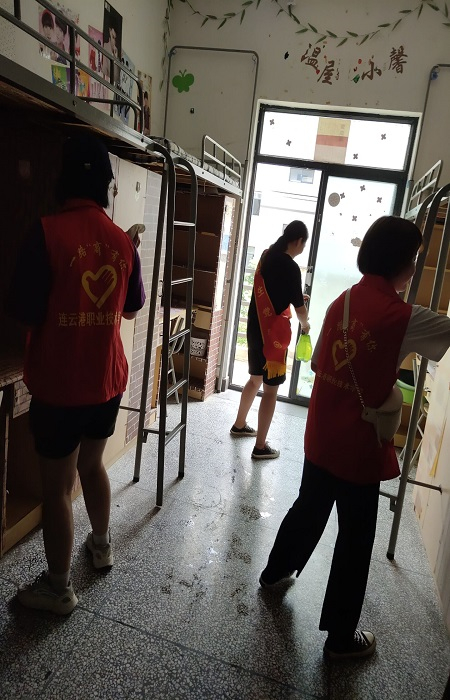 SXY 学生党员清扫毕业生宿舍3_副本3.jpg SXY 学生党员清扫毕业生宿舍3_副本3.jpg