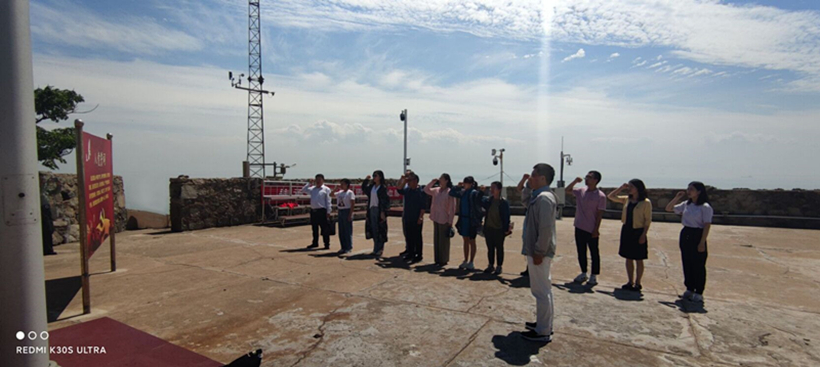 思政部党员教师重温入党誓词01.jpg 思政部党员教师重温入党誓词01.jpg