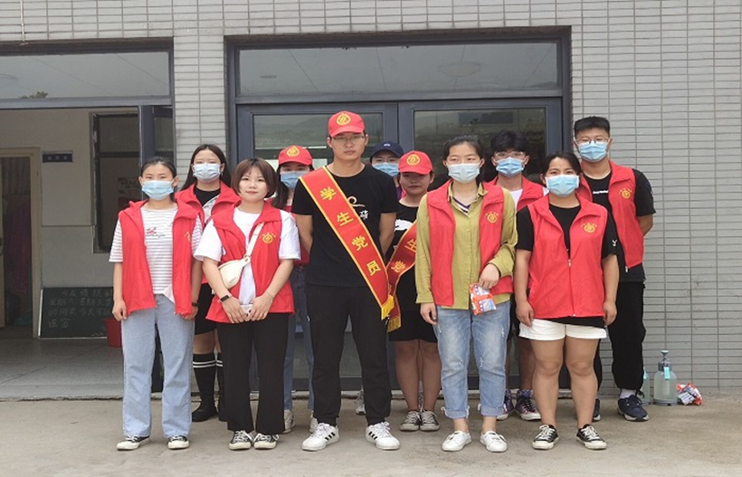 SXY 学生党员清扫毕业生宿舍1_副本1.jpg SXY 学生党员清扫毕业生宿舍1_副本1.jpg