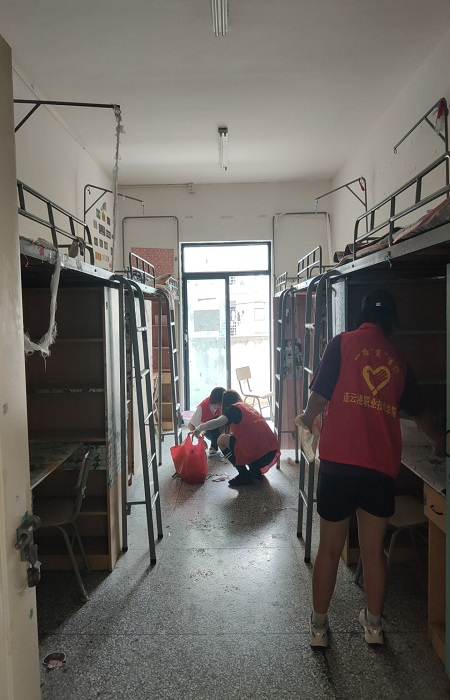 SXY 学生党员清扫毕业班宿舍4_副本4.jpg SXY 学生党员清扫毕业班宿舍4_副本4.jpg