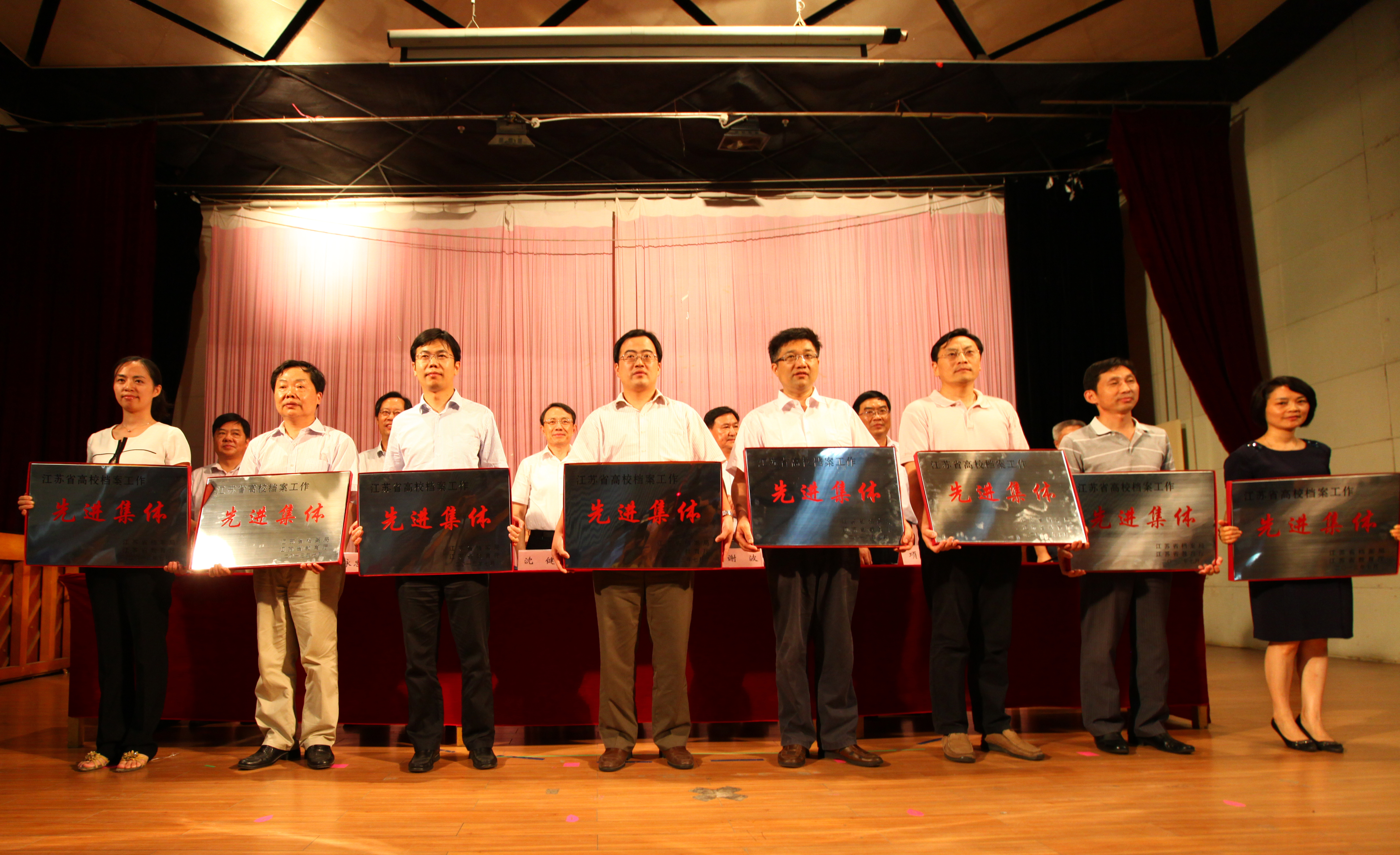 吴院长上台领奖合影（右二）